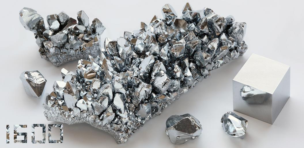 Chromium_crystals_and_1cm3_cube.JPG