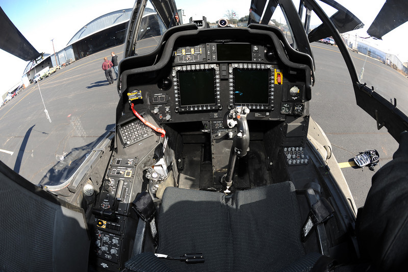 ah-64-cockpiy.jpg