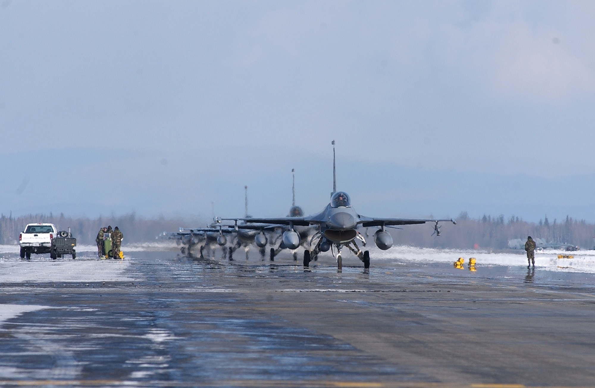 f16flightline_20080416.jpg